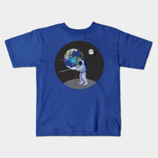 Spaceman placing flag on planet in our Galaxy, Kids T-Shirt